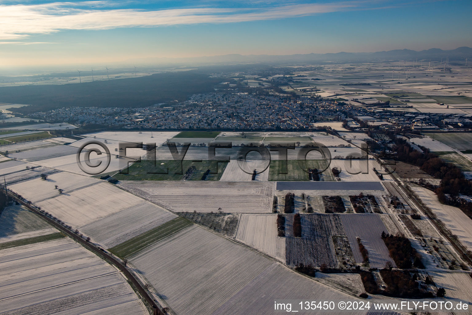 B9 im Winter bei Schnee in Rülzheim im Bundesland Rheinland-Pfalz, Deutschland