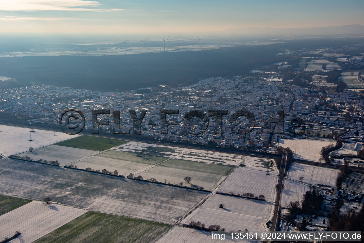 Luftbild von B9 im Winter bei Schnee in Rülzheim im Bundesland Rheinland-Pfalz, Deutschland