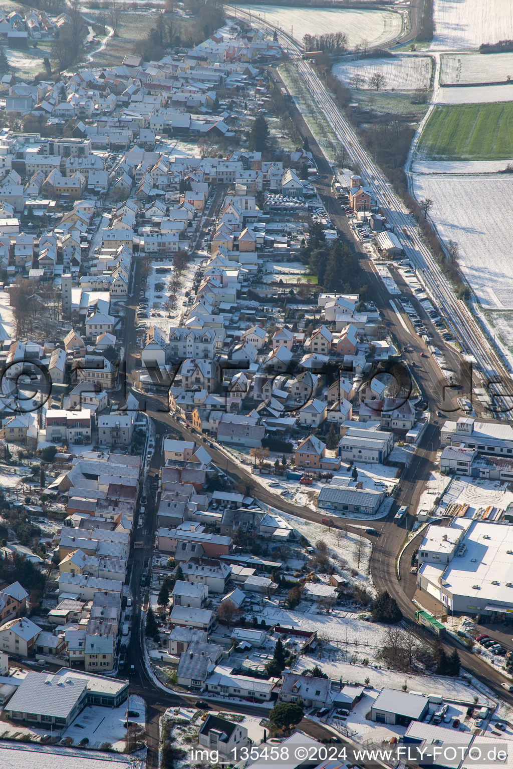 Bahnhofstraße im Winter bei Schnee in Rülzheim im Bundesland Rheinland-Pfalz, Deutschland