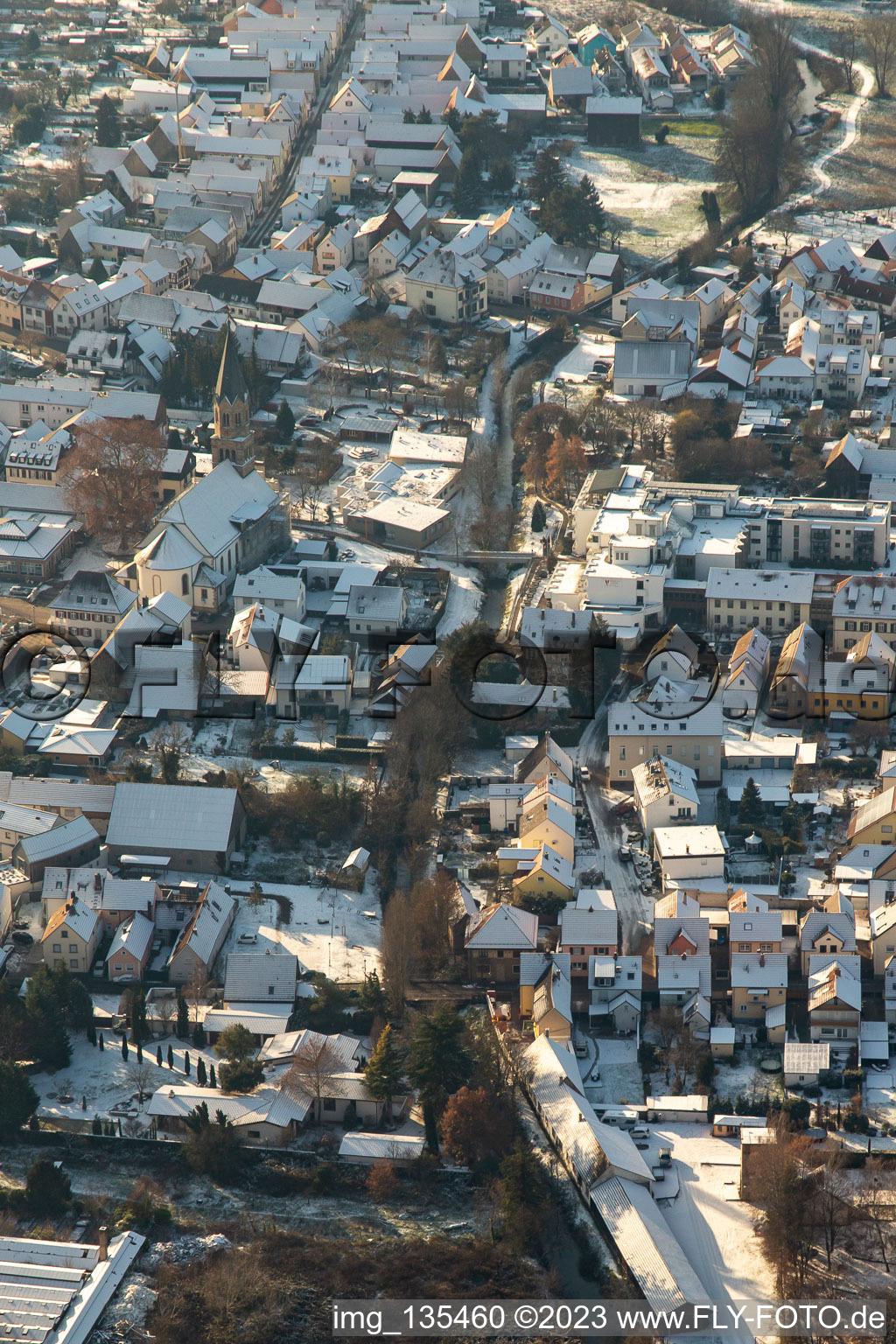 Luftbild von Braun'sche Stiftung und St. Mauritius Kirche im Winter bei Schnee in Rülzheim im Bundesland Rheinland-Pfalz, Deutschland