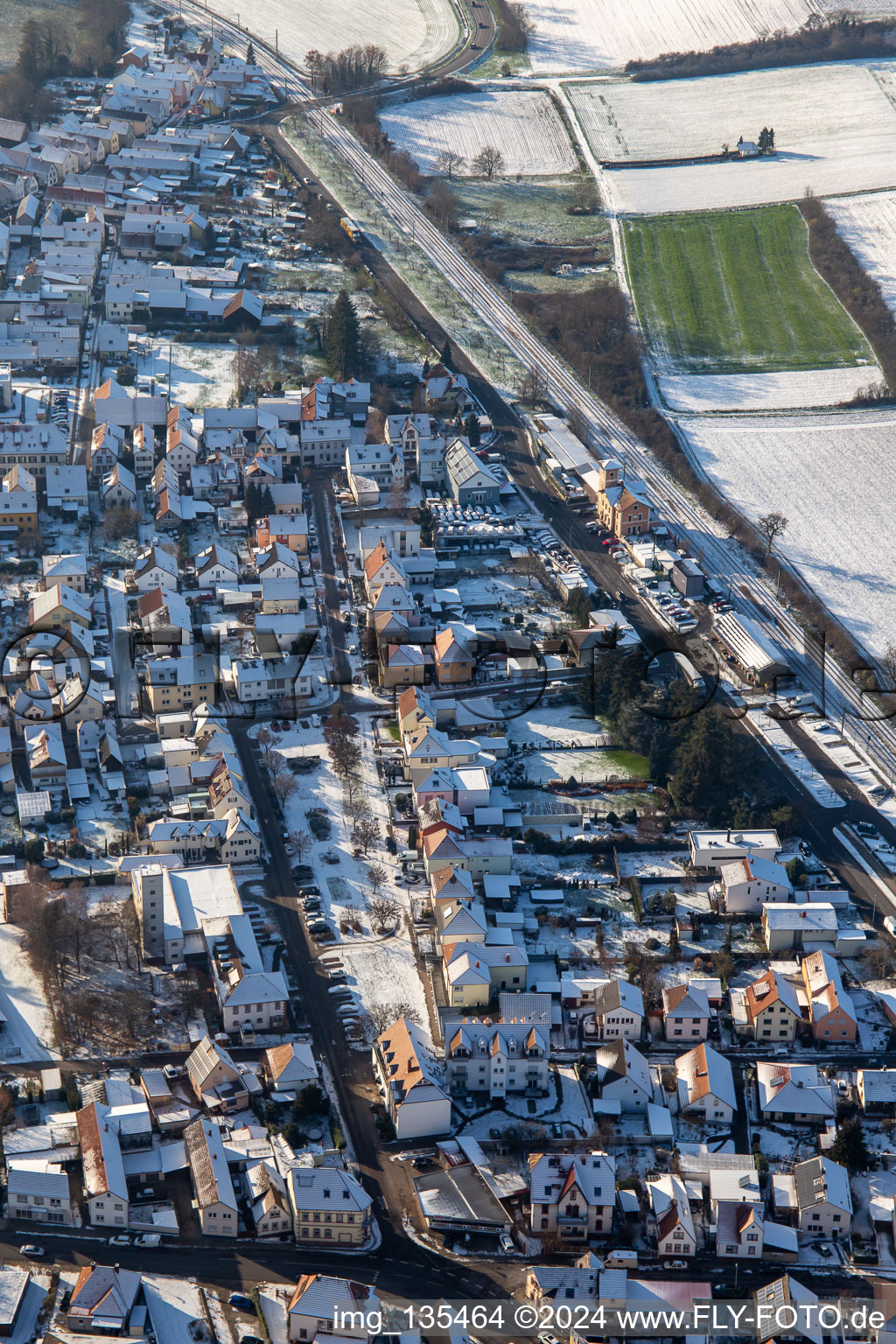 Luftbild von Bahnhofstraße im Winter bei Schnee in Rülzheim im Bundesland Rheinland-Pfalz, Deutschland