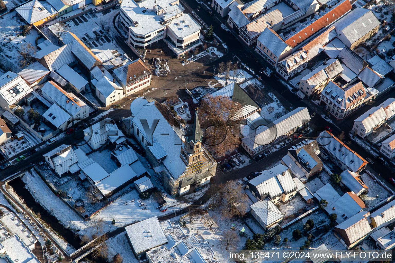 St. Mauritius Kirche im Winter bei Schnee in Rülzheim im Bundesland Rheinland-Pfalz, Deutschland