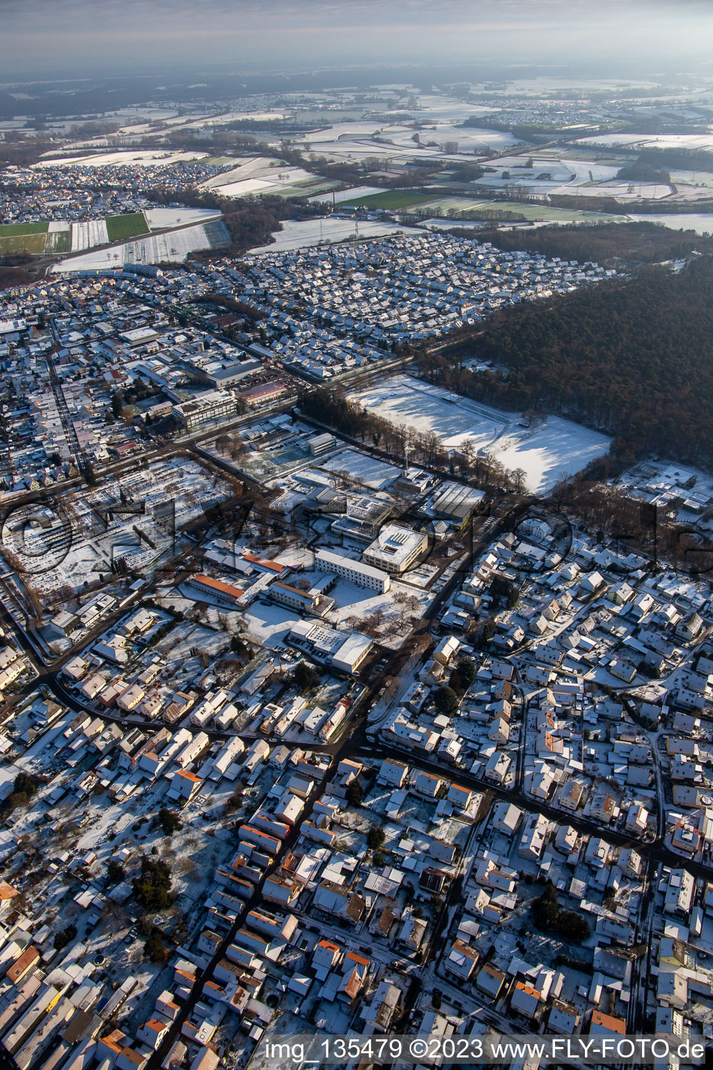 Luftbild von IGS -Rülzheim im Winter bei Schnee im Bundesland Rheinland-Pfalz, Deutschland