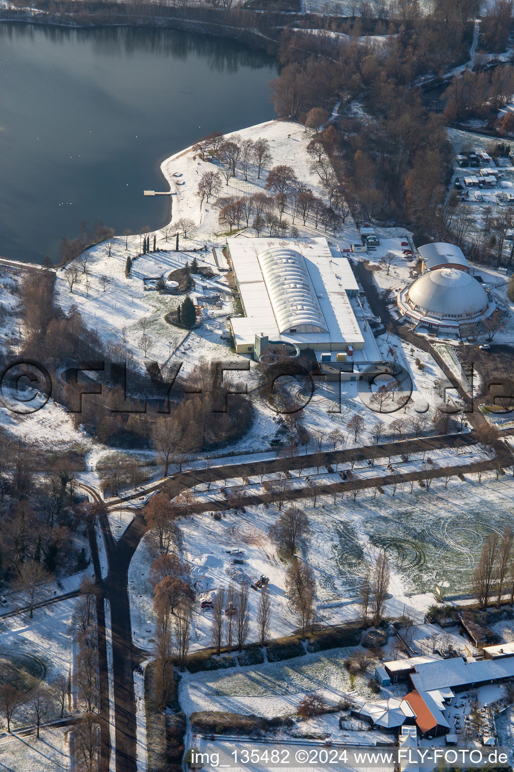 Strandbad, Dampfnudel-Halle im Winter bei Schnee in Rülzheim im Bundesland Rheinland-Pfalz, Deutschland