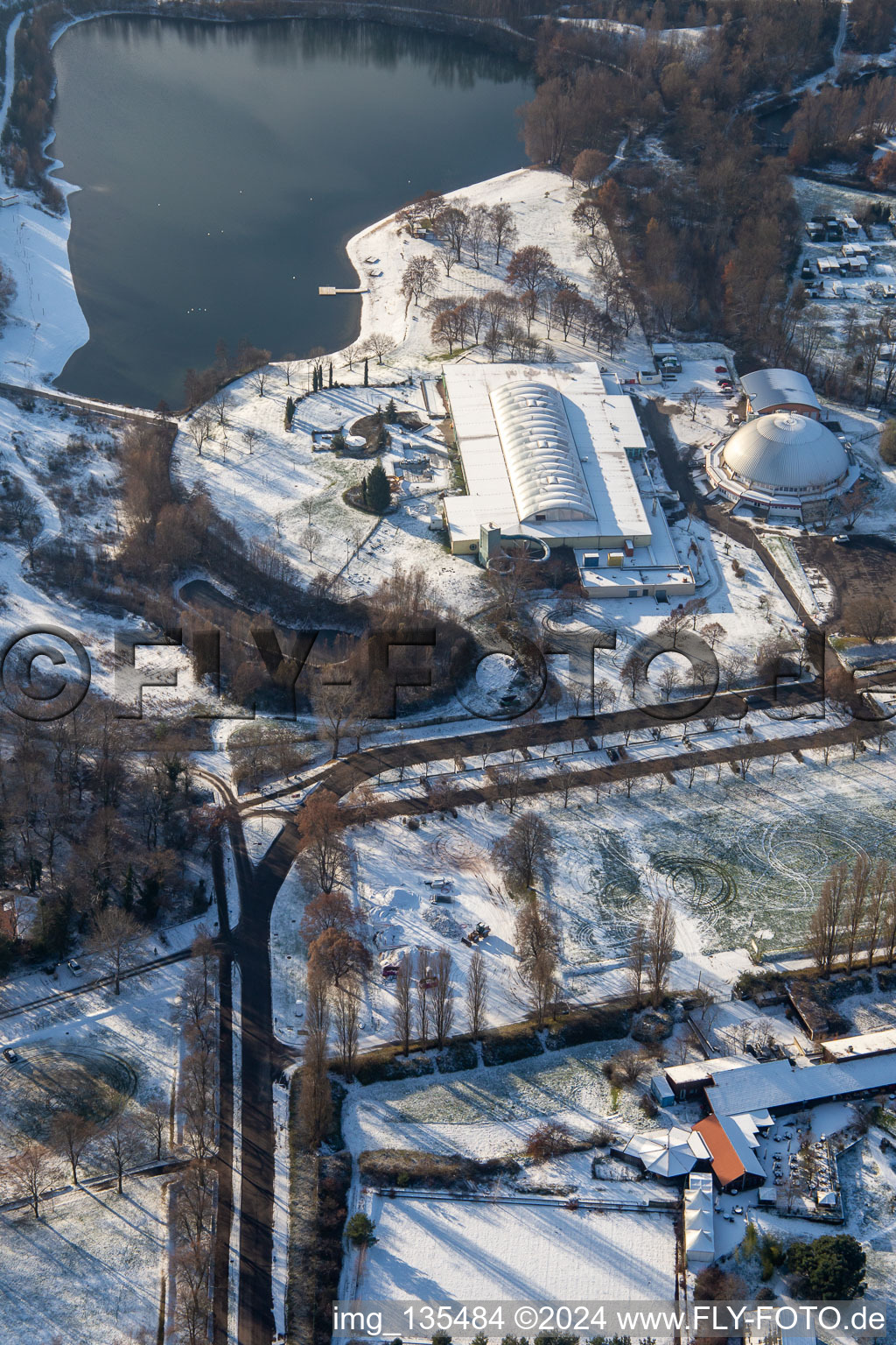 Luftbild von Strandbad, Dampfnudel-Halle im Winter bei Schnee in Rülzheim im Bundesland Rheinland-Pfalz, Deutschland