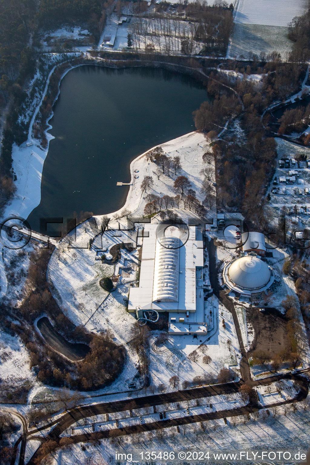 Schrägluftbild von Strandbad, Dampfnudel-Halle im Winter bei Schnee in Rülzheim im Bundesland Rheinland-Pfalz, Deutschland