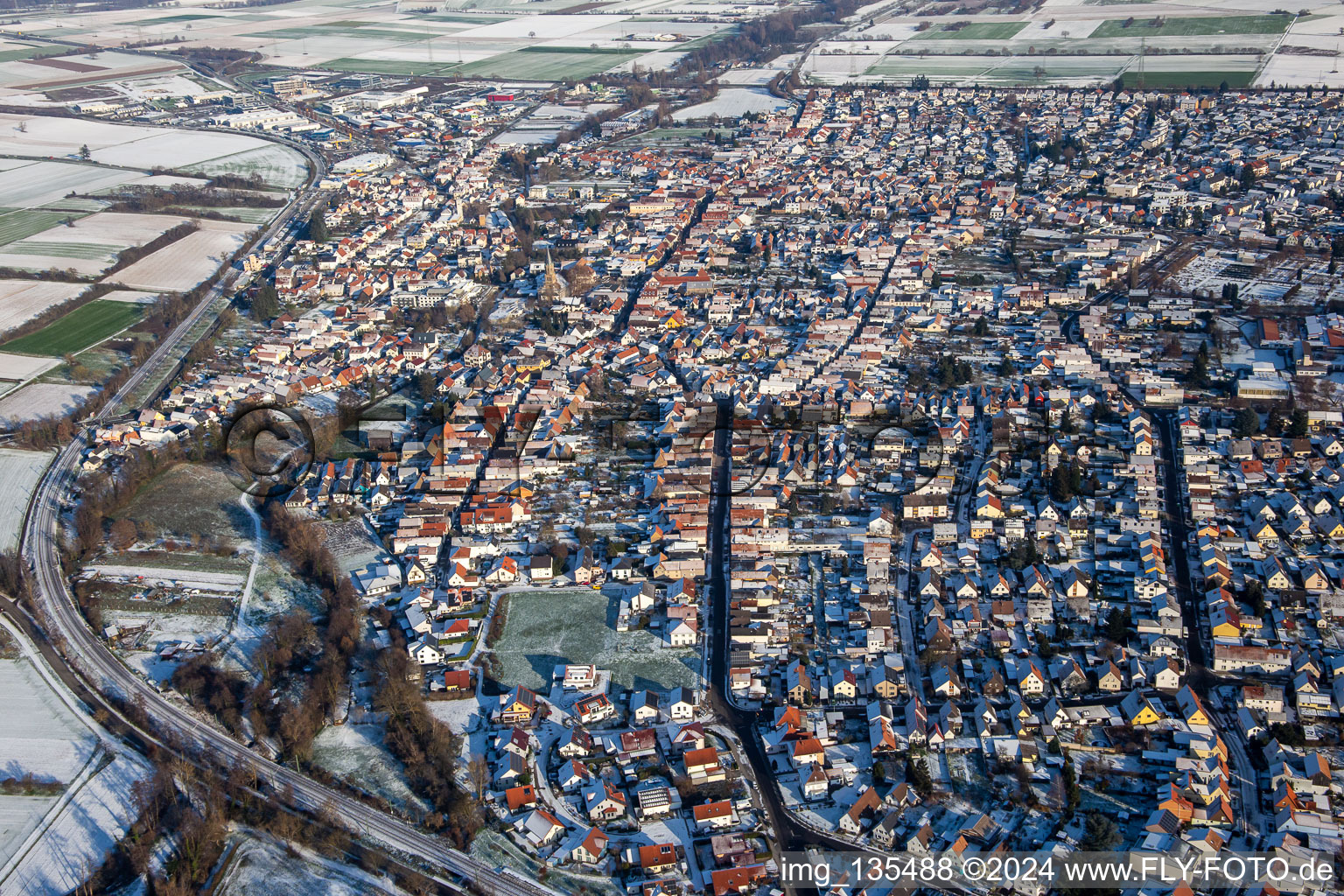 Rülzheim von Westen im Winter bei Schnee im Bundesland Rheinland-Pfalz, Deutschland