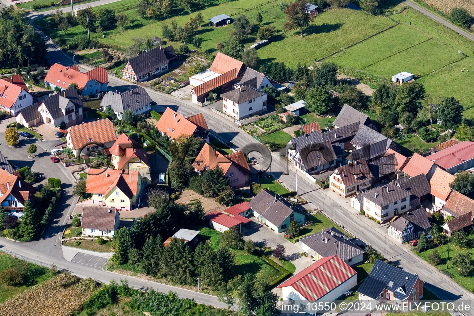 Niederlauterbach im Bundesland Bas-Rhin, Frankreich aus der Drohnenperspektive