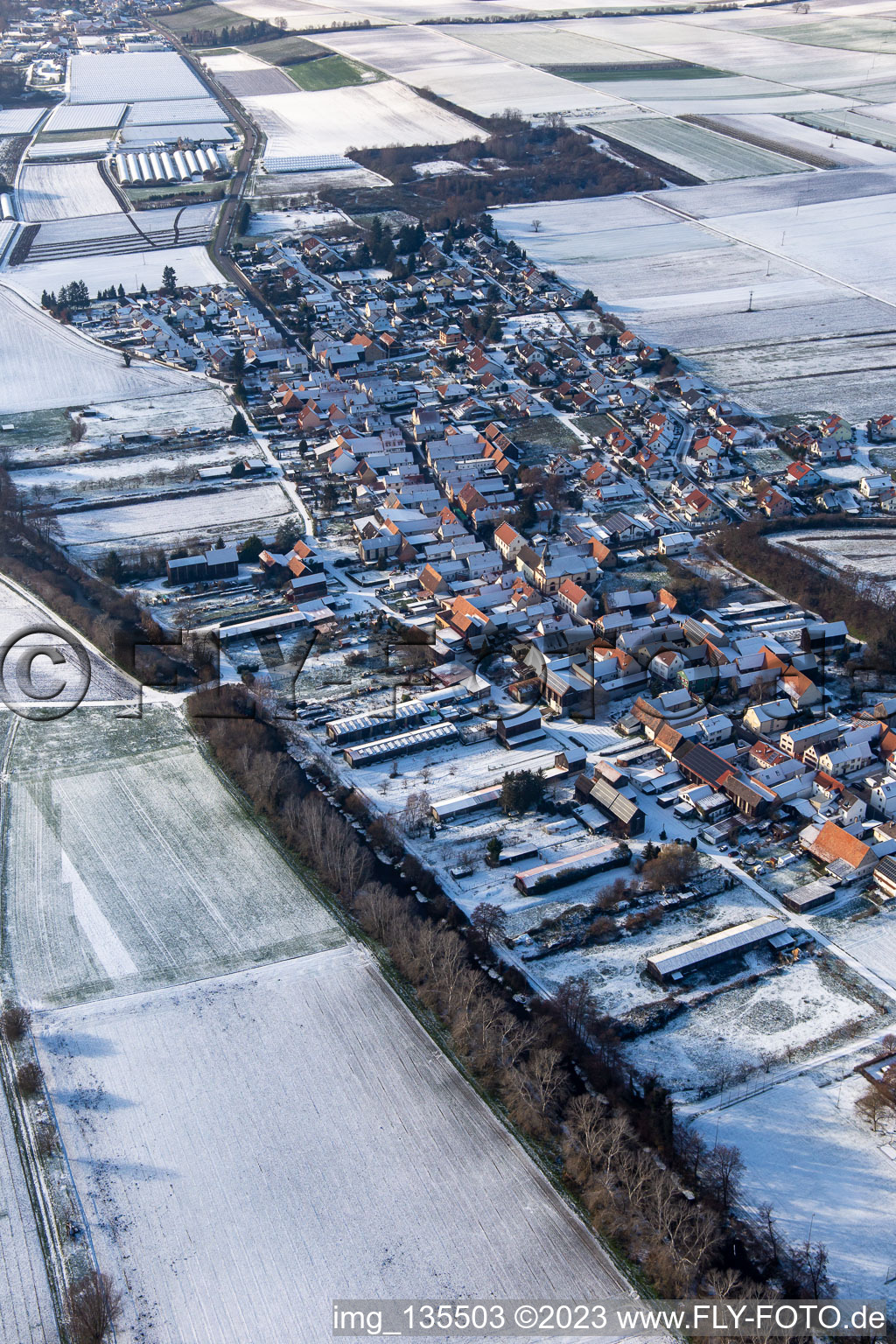 Luftaufnahme von Im Winter bei Schnee in Herxheimweyher im Bundesland Rheinland-Pfalz, Deutschland