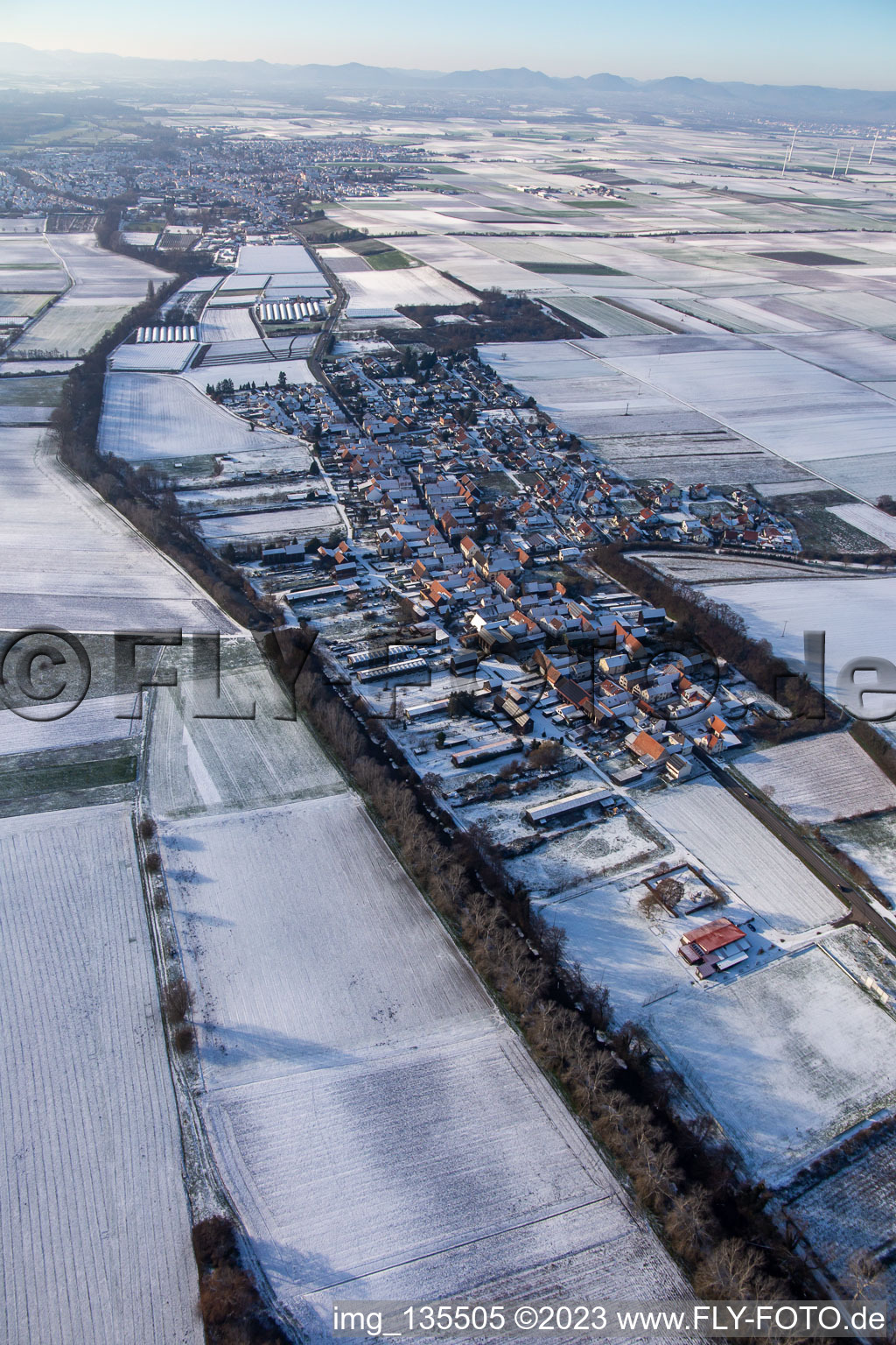 Schrägluftbild von Im Winter bei Schnee in Herxheimweyher im Bundesland Rheinland-Pfalz, Deutschland