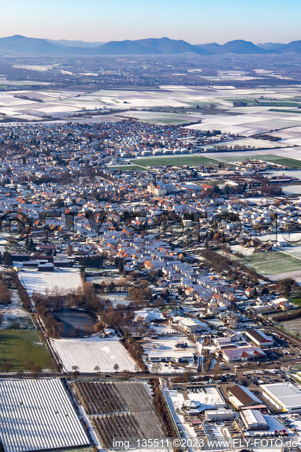 Luftbild von Untere Hauptstraße im Winter bei Schnee im Ortsteil Herxheim in Herxheim bei Landau/Pfalz im Bundesland Rheinland-Pfalz, Deutschland