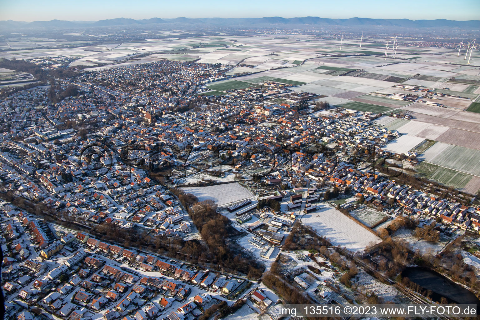 Luftaufnahme von Alter Klingbach und Klingbach-Tankgraben im Winter bei Schnee im Ortsteil Herxheim in Herxheim bei Landau/Pfalz im Bundesland Rheinland-Pfalz, Deutschland