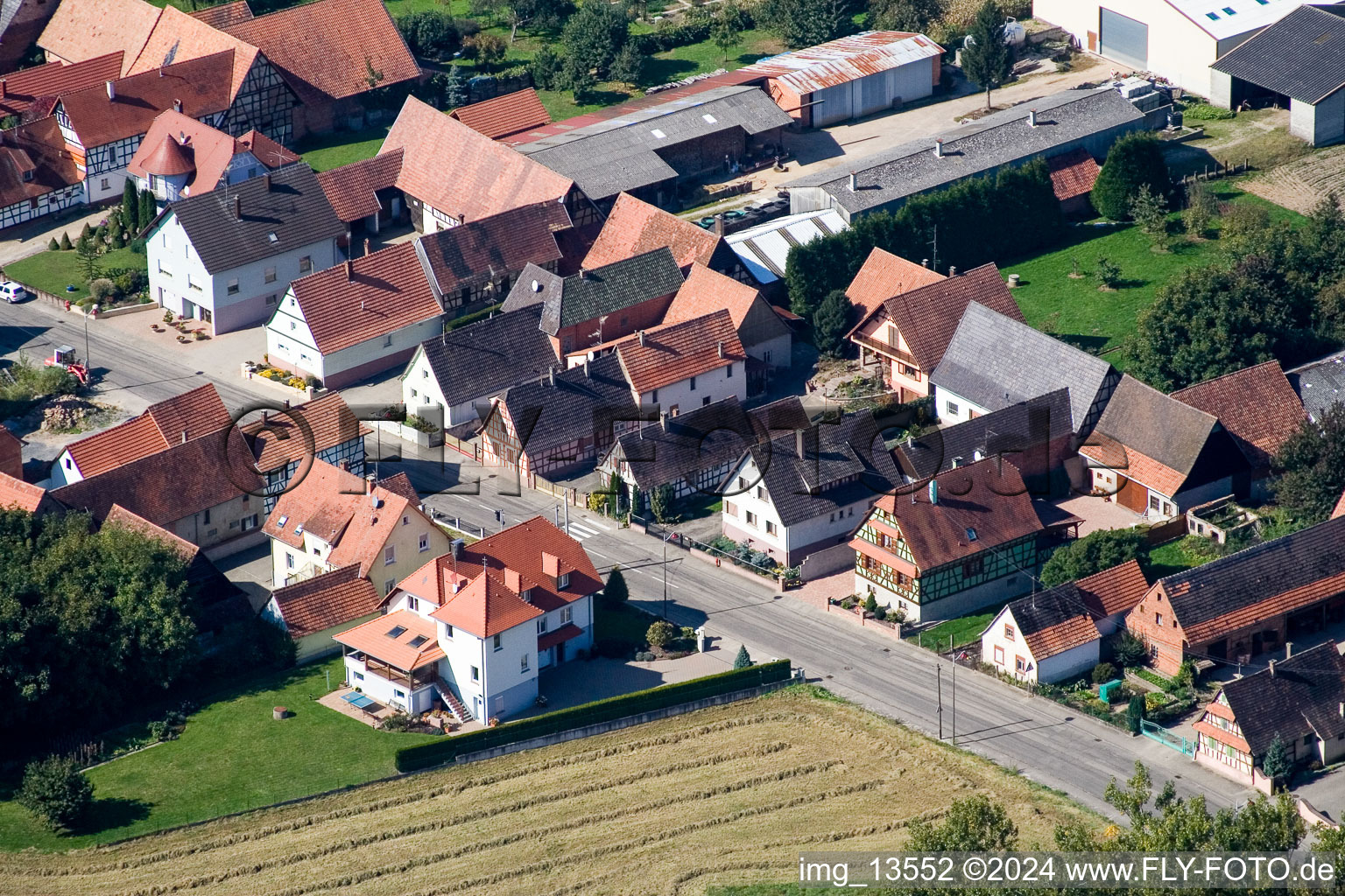 Niederlauterbach im Bundesland Bas-Rhin, Frankreich von der Drohne aus gesehen