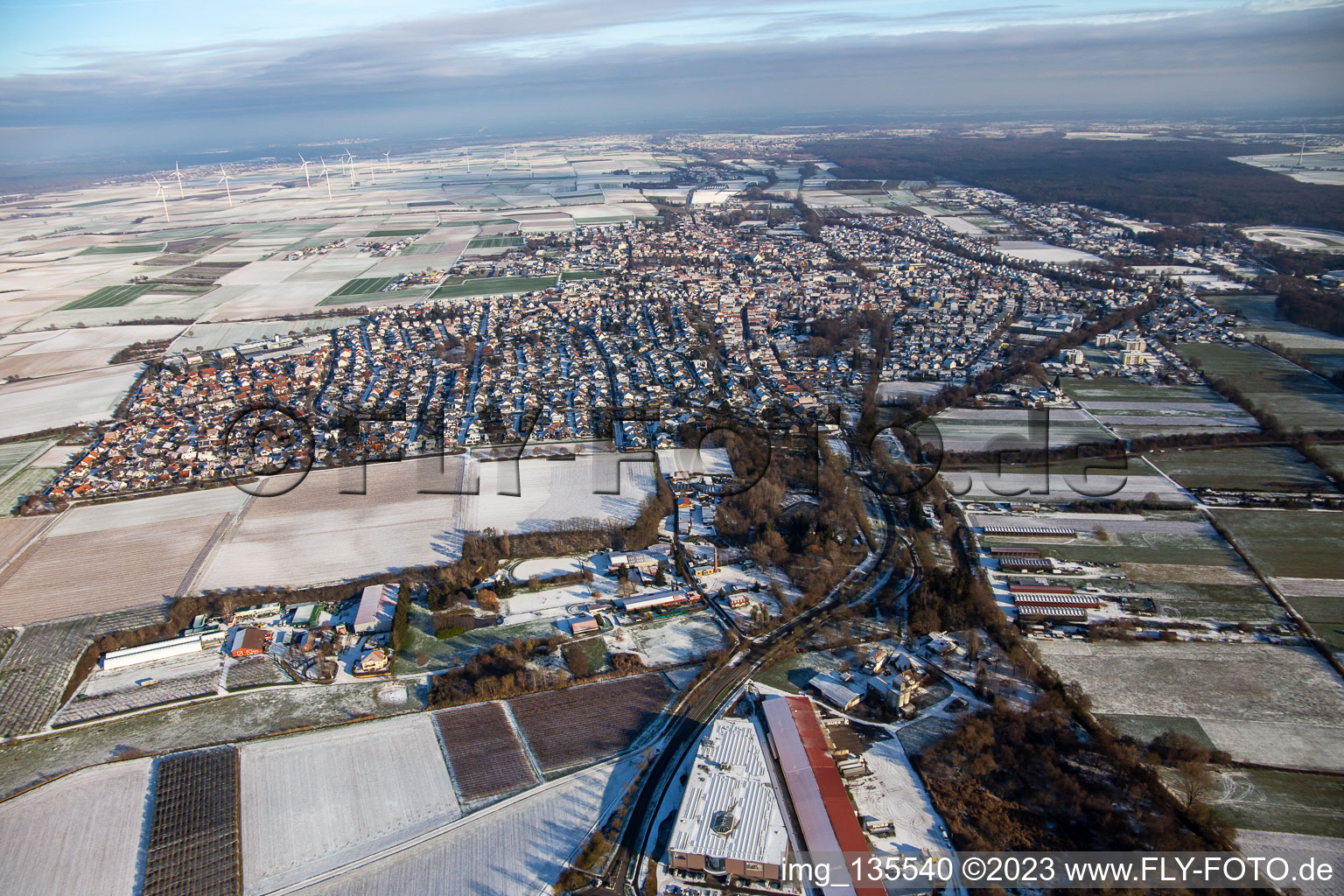 Von Westen im Winter bei Schnee im Ortsteil Herxheim in Herxheim bei Landau/Pfalz im Bundesland Rheinland-Pfalz, Deutschland
