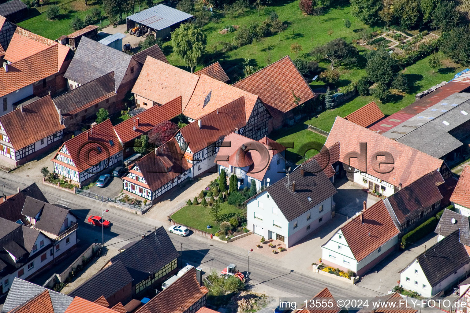 Schrägluftbild von Niederlauterbach im Bundesland Bas-Rhin, Frankreich