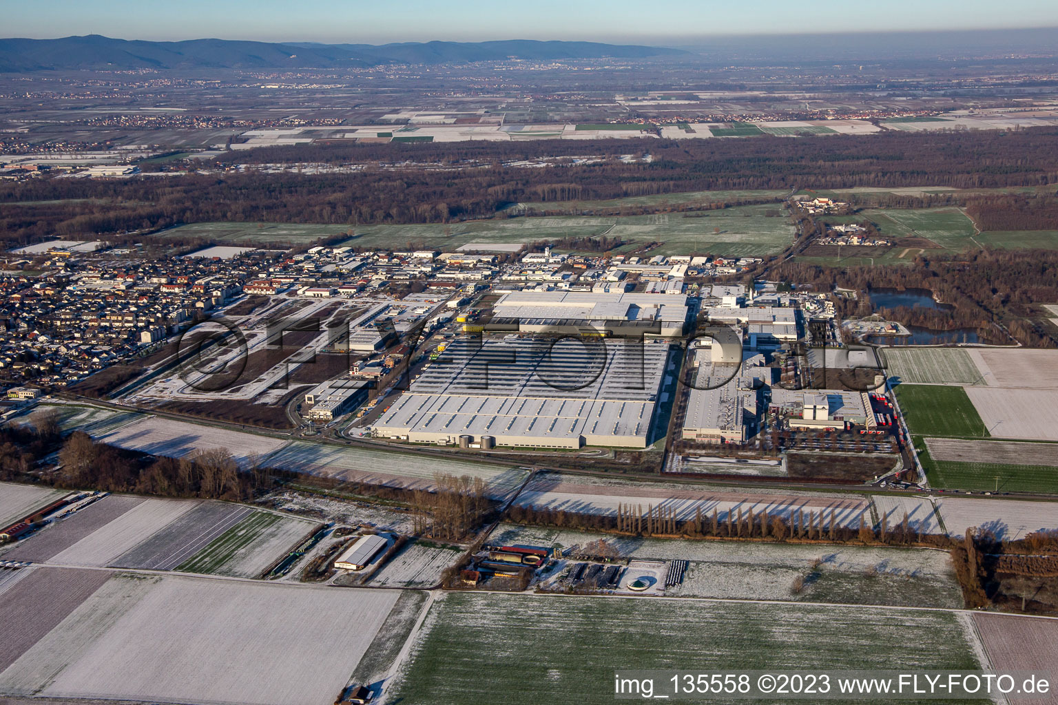 Luftbild von Industriegebiet Interpark im Winter bei Schnee in Offenbach an der Queich im Bundesland Rheinland-Pfalz, Deutschland