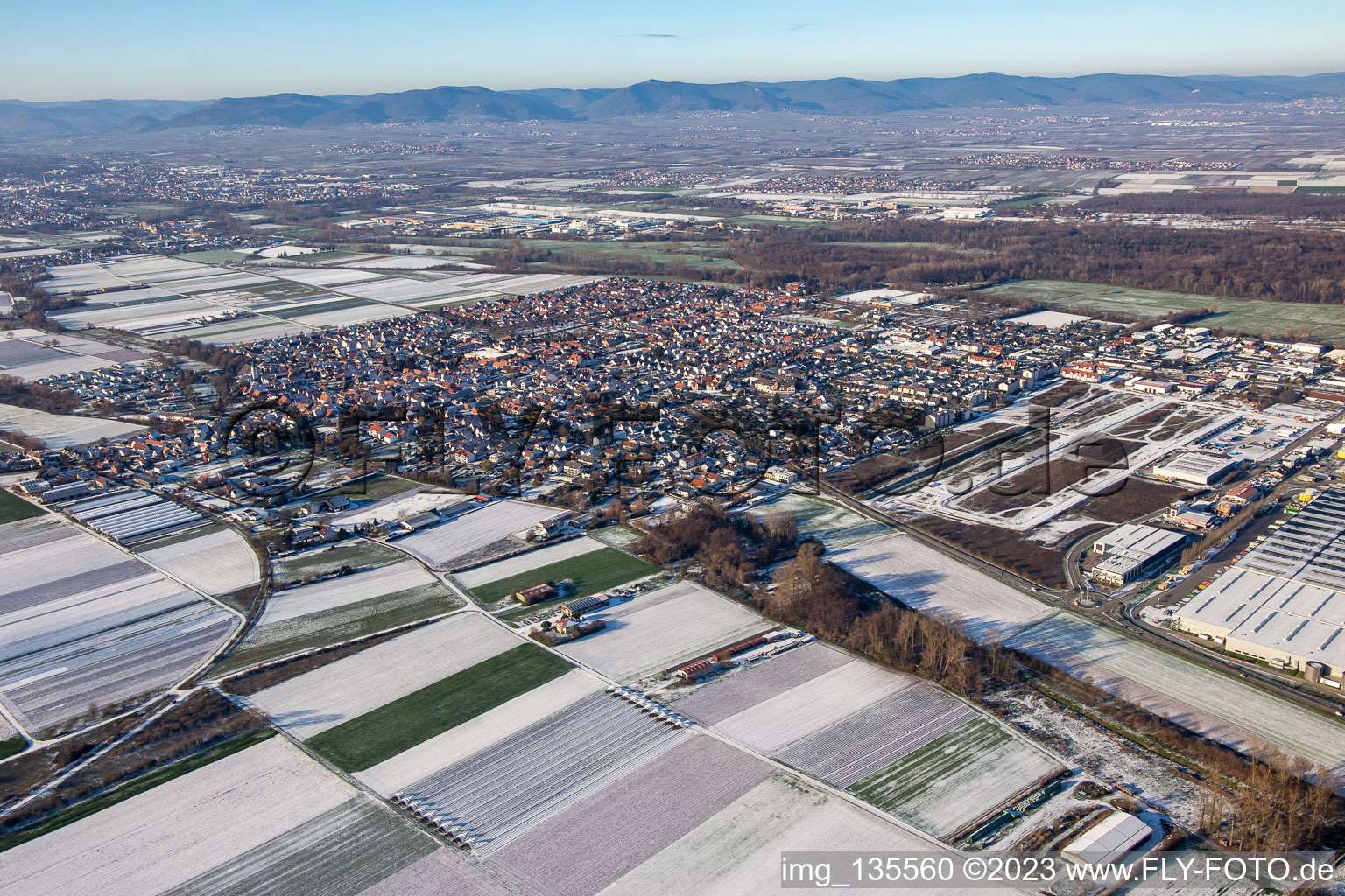 Von Südosten im Winter bei Schnee in Offenbach an der Queich im Bundesland Rheinland-Pfalz, Deutschland