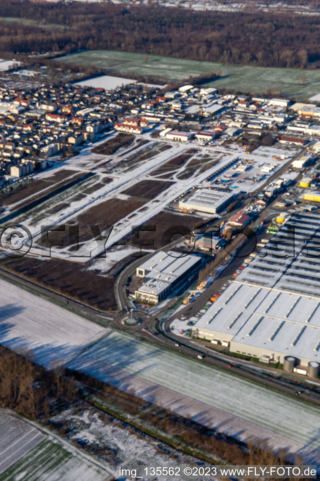 Luftaufnahme von Industriegebiet Interpark im Winter bei Schnee in Offenbach an der Queich im Bundesland Rheinland-Pfalz, Deutschland