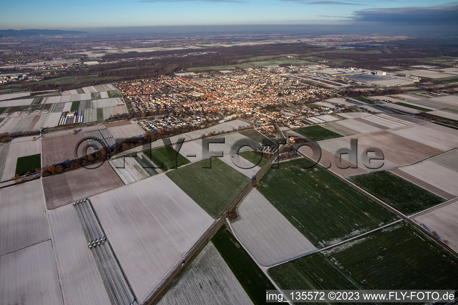 Luftbild von Von Südwesten im Winter bei Schnee in Offenbach an der Queich im Bundesland Rheinland-Pfalz, Deutschland