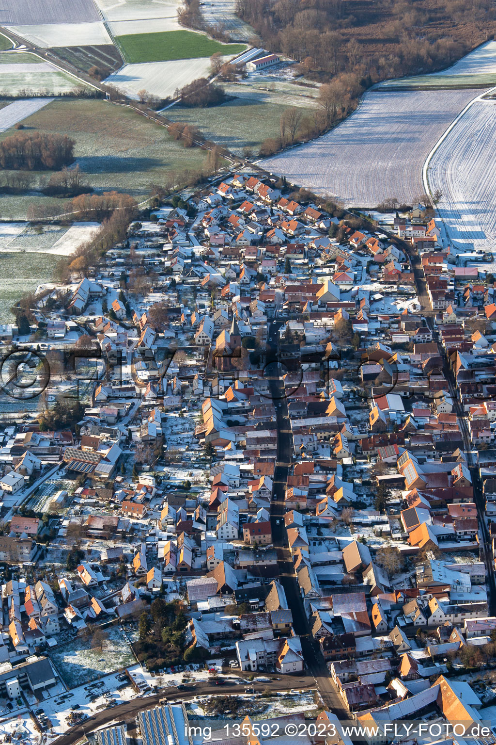 Luftbild von Hintergasse und Hauptstraße im Winter bei Schnee in Rohrbach im Bundesland Rheinland-Pfalz, Deutschland