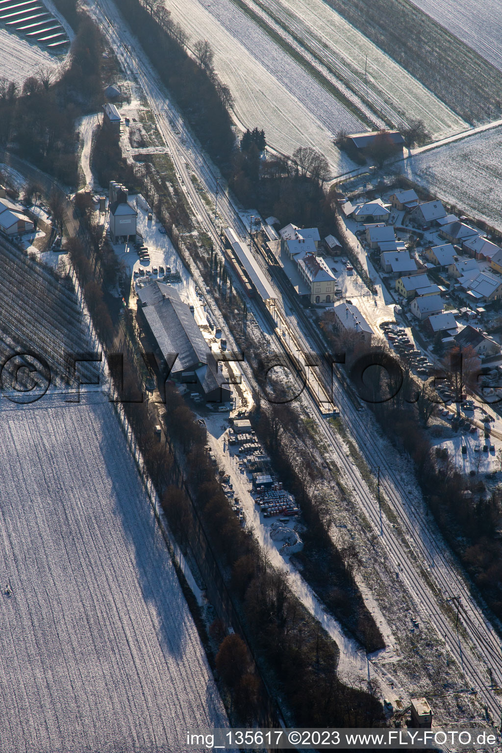 Bahnhof im Winter bei Schnee in Winden im Bundesland Rheinland-Pfalz, Deutschland