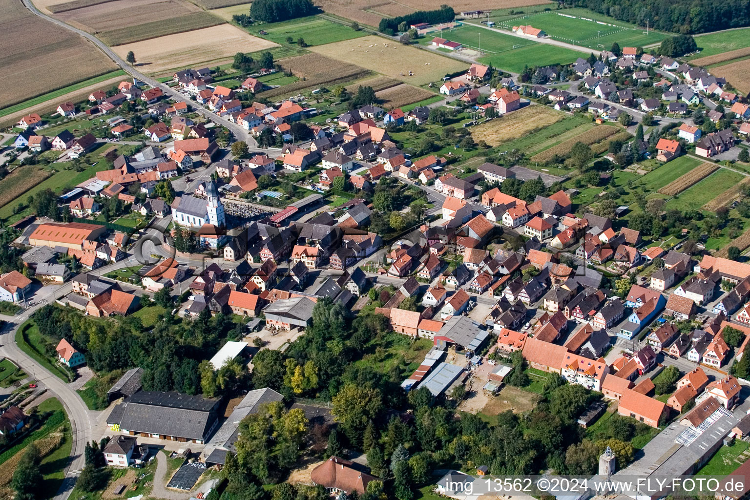 Drohnenaufname von Niederlauterbach im Bundesland Bas-Rhin, Frankreich