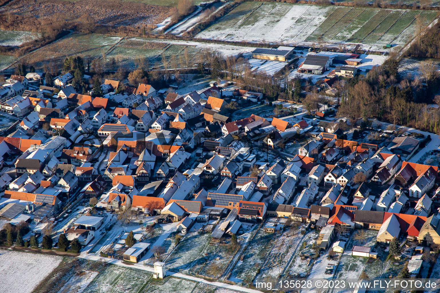 Waschgasse im Winter bei Schnee in Winden im Bundesland Rheinland-Pfalz, Deutschland