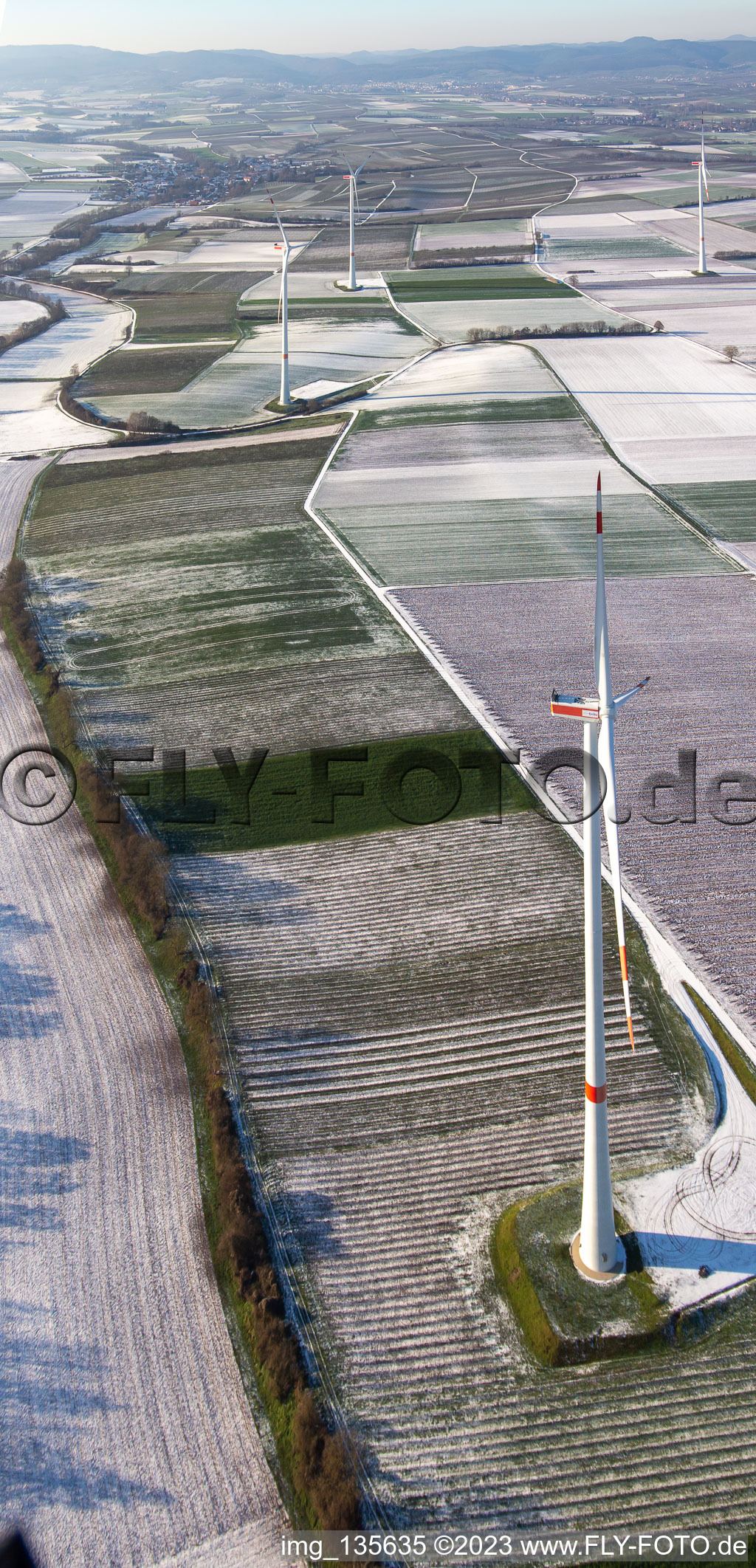Luftbild von Windpark im Winter bei Schnee in Freckenfeld im Bundesland Rheinland-Pfalz, Deutschland