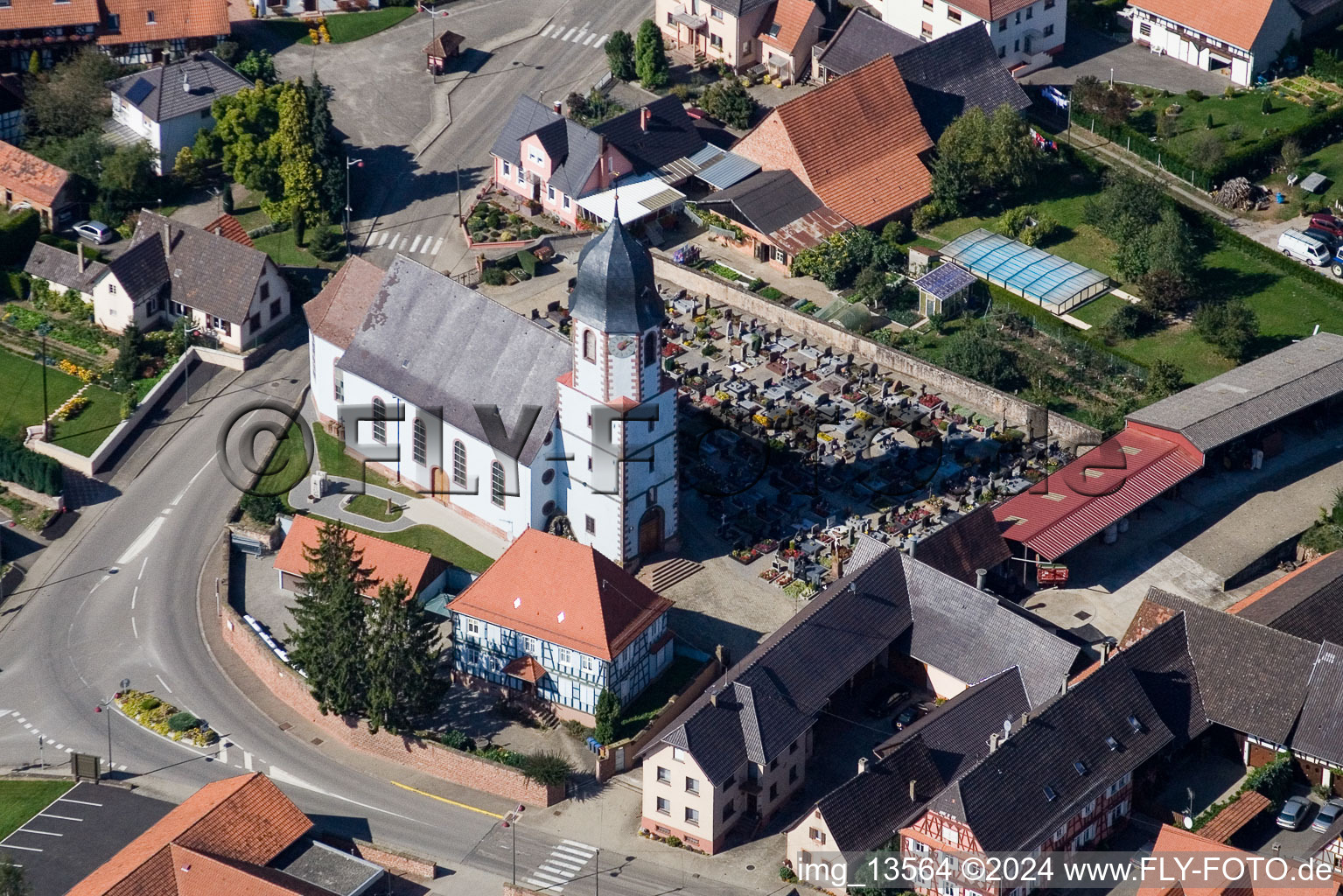 Luftaufnahme von Kirchengebäude im Dorfkern in Niederlauterbach in Grand Est im Bundesland Bas-Rhin, Frankreich
