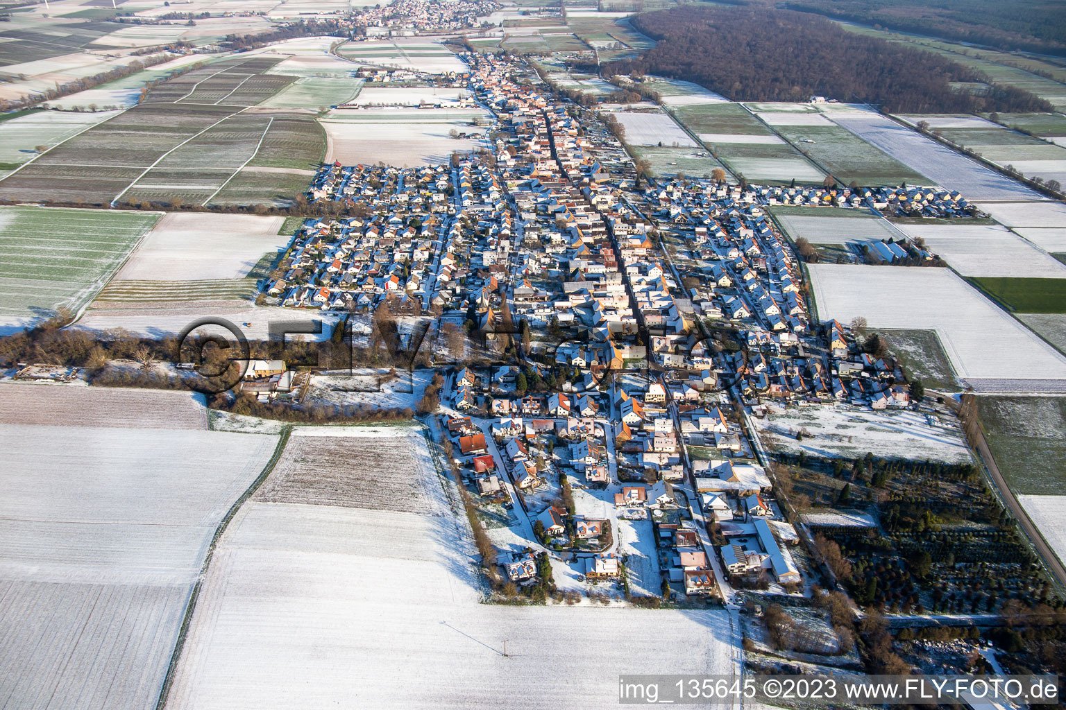 Luftbild von Von Westen im Winter bei Schnee in Freckenfeld im Bundesland Rheinland-Pfalz, Deutschland