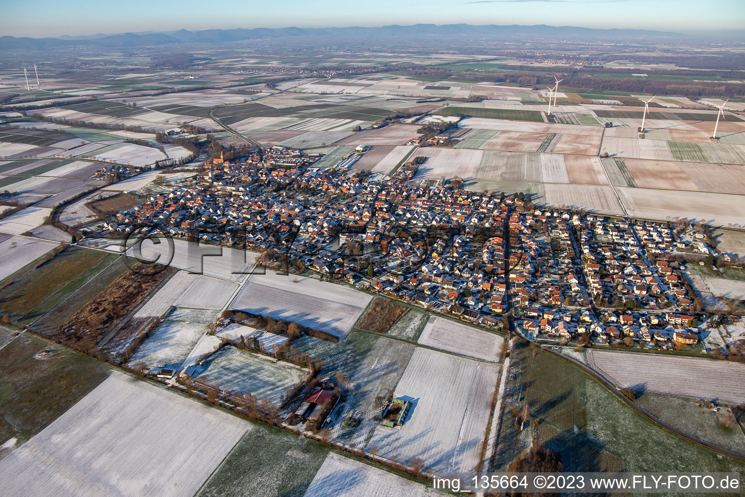 Von Südosten im Winter bei Schnee in Minfeld im Bundesland Rheinland-Pfalz, Deutschland