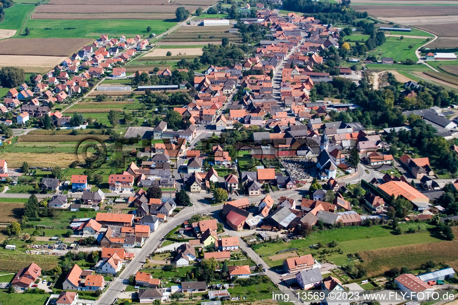 Niederlauterbach im Bundesland Bas-Rhin, Frankreich von der Drohne aus gesehen