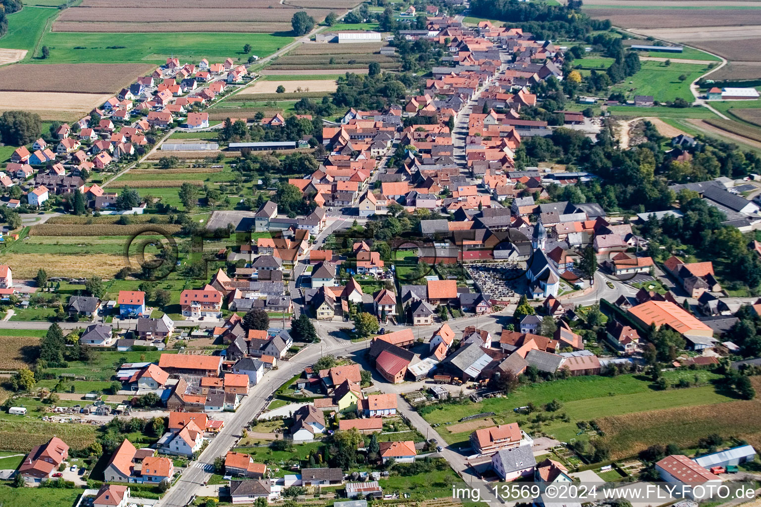 Niederlauterbach im Bundesland Bas-Rhin, Frankreich von der Drohne aus gesehen