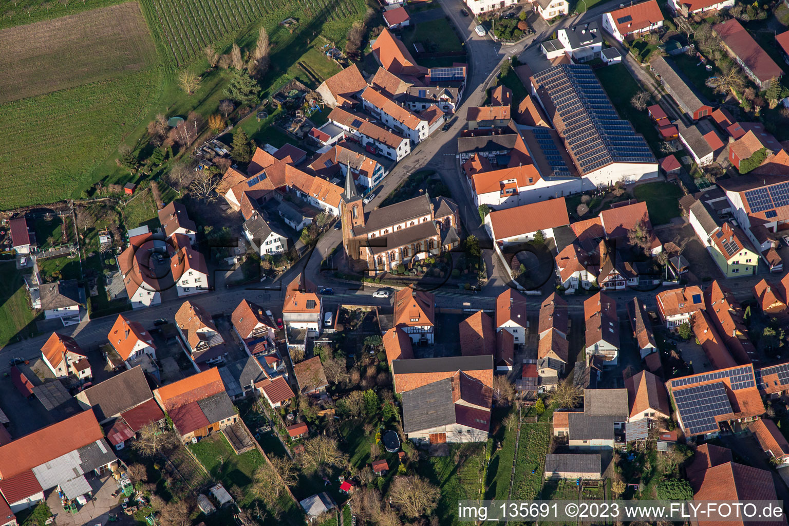 Luftaufnahme von Kirche St. Laurentius in Schweighofen im Bundesland Rheinland-Pfalz, Deutschland