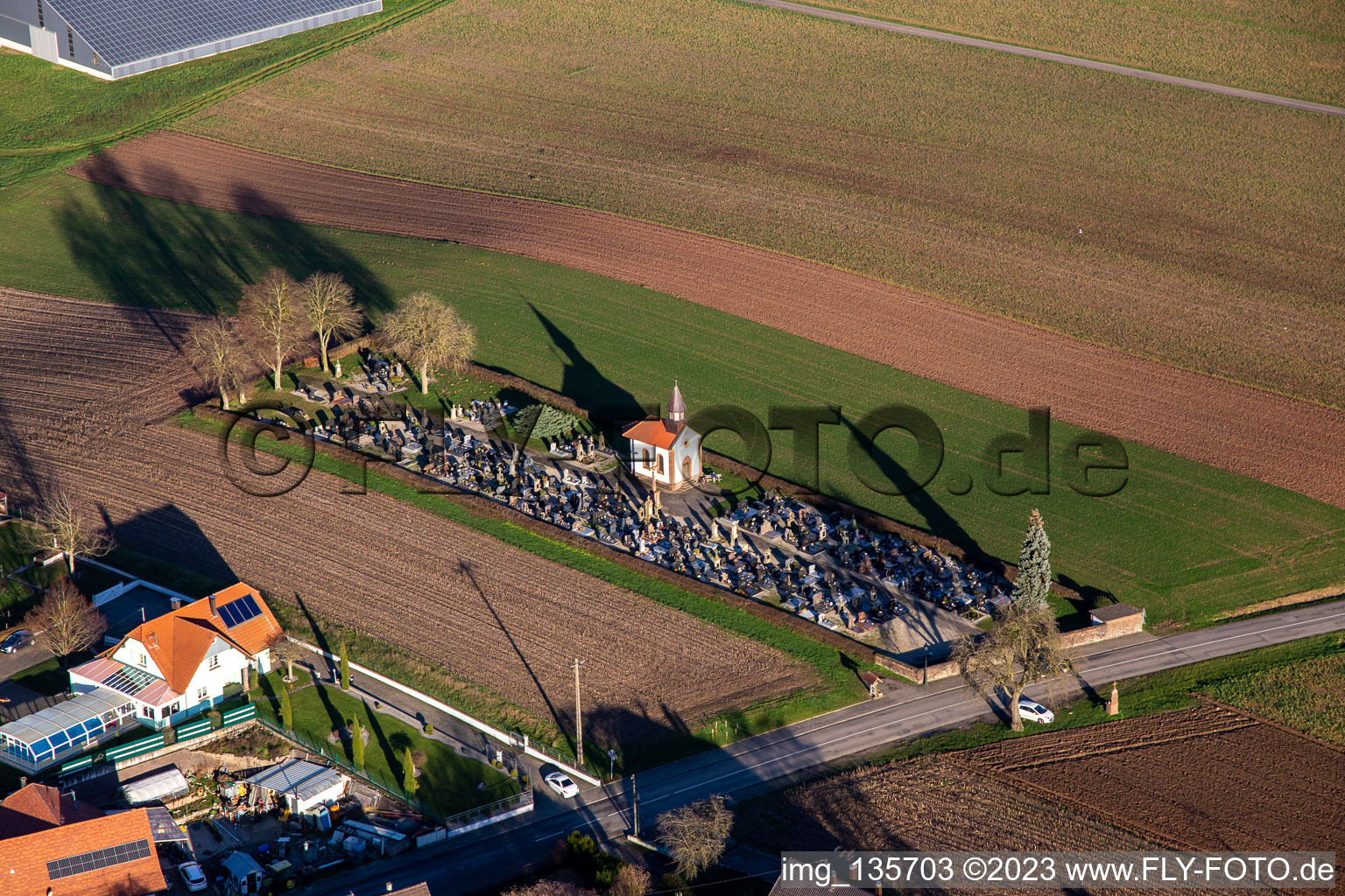 Luftbild von Friedhof an der D244 in Salmbach im Bundesland Bas-Rhin, Frankreich