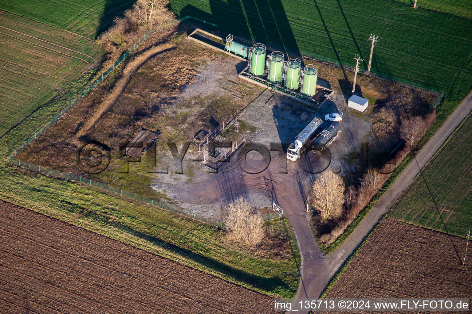 Leerung der Erdöltanks in Niederlauterbach im Bundesland Bas-Rhin, Frankreich