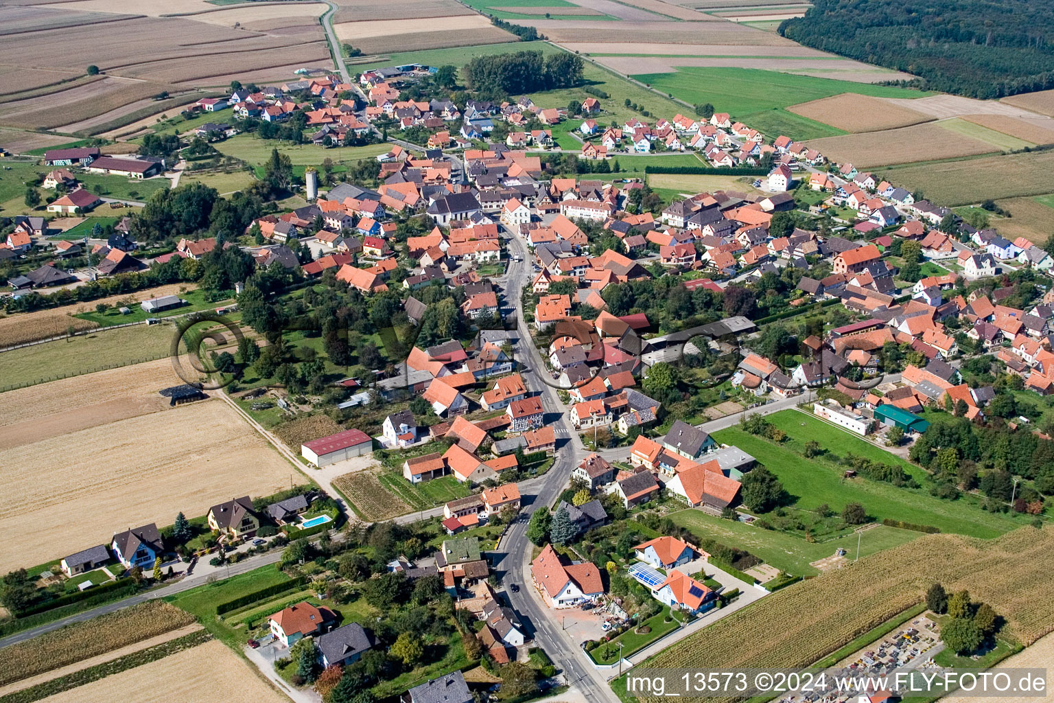 Luftbild von Dorf - Ansicht am Rande von landwirtschaftlichen Feldern und Nutzflächen in Salmbach in Grand Est im Bundesland Bas-Rhin, Frankreich