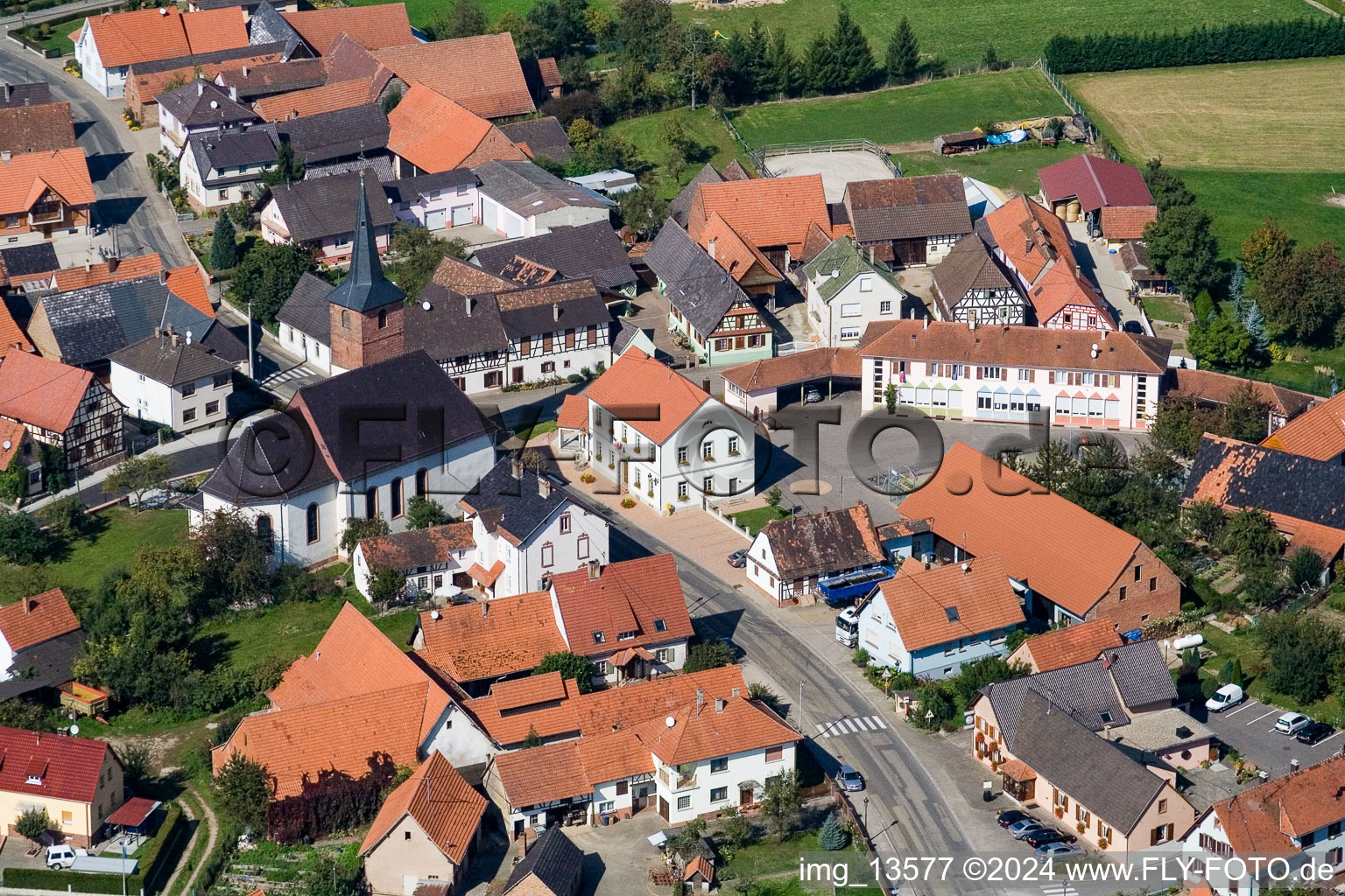 Kirchengebäude im Dorfkern in Salmbach in Grand Est im Bundesland Bas-Rhin, Frankreich
