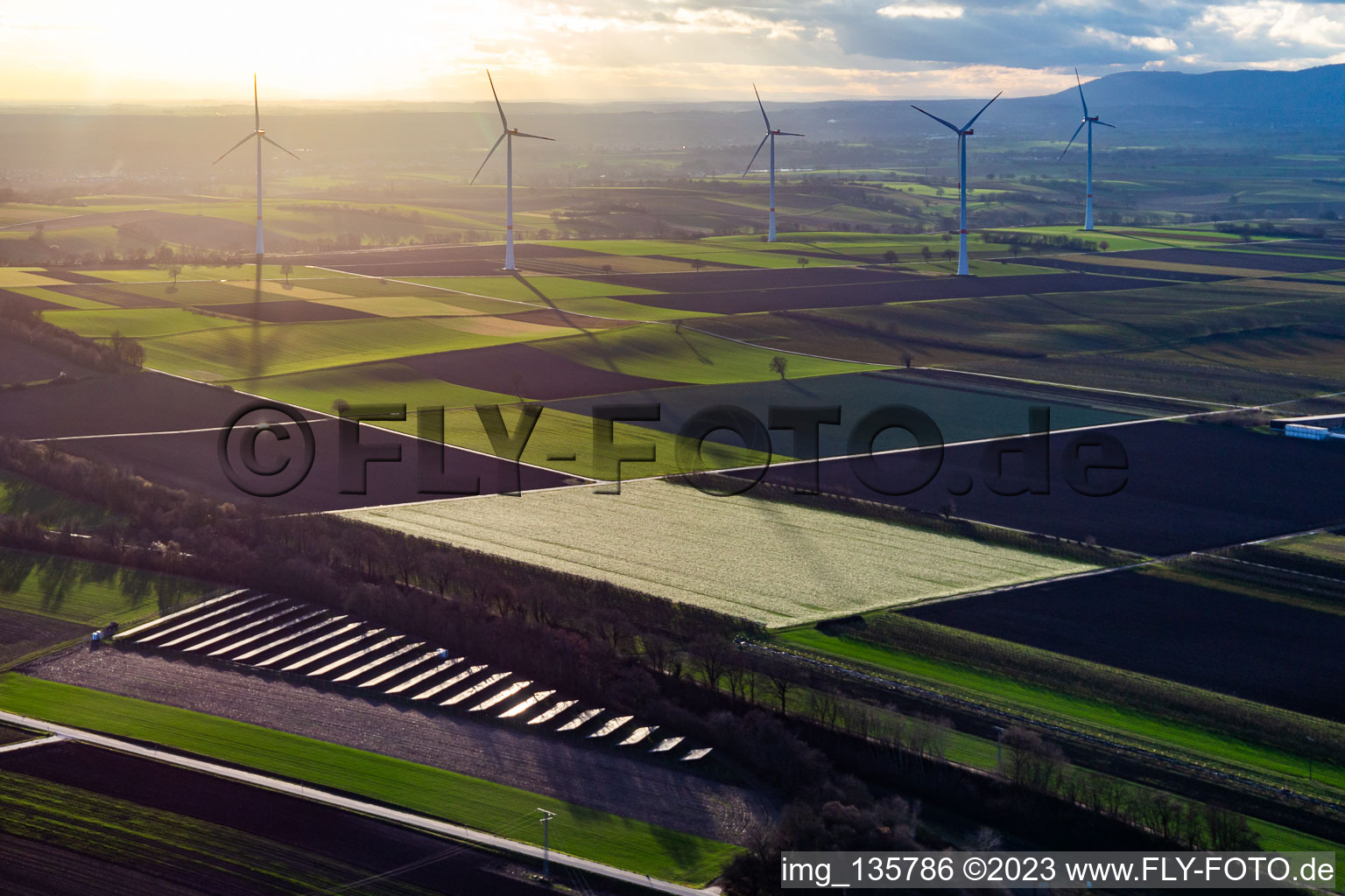 Luftbild von PV-Solaracker vor dem Windpark Freckenfeld in Winden im Bundesland Rheinland-Pfalz, Deutschland