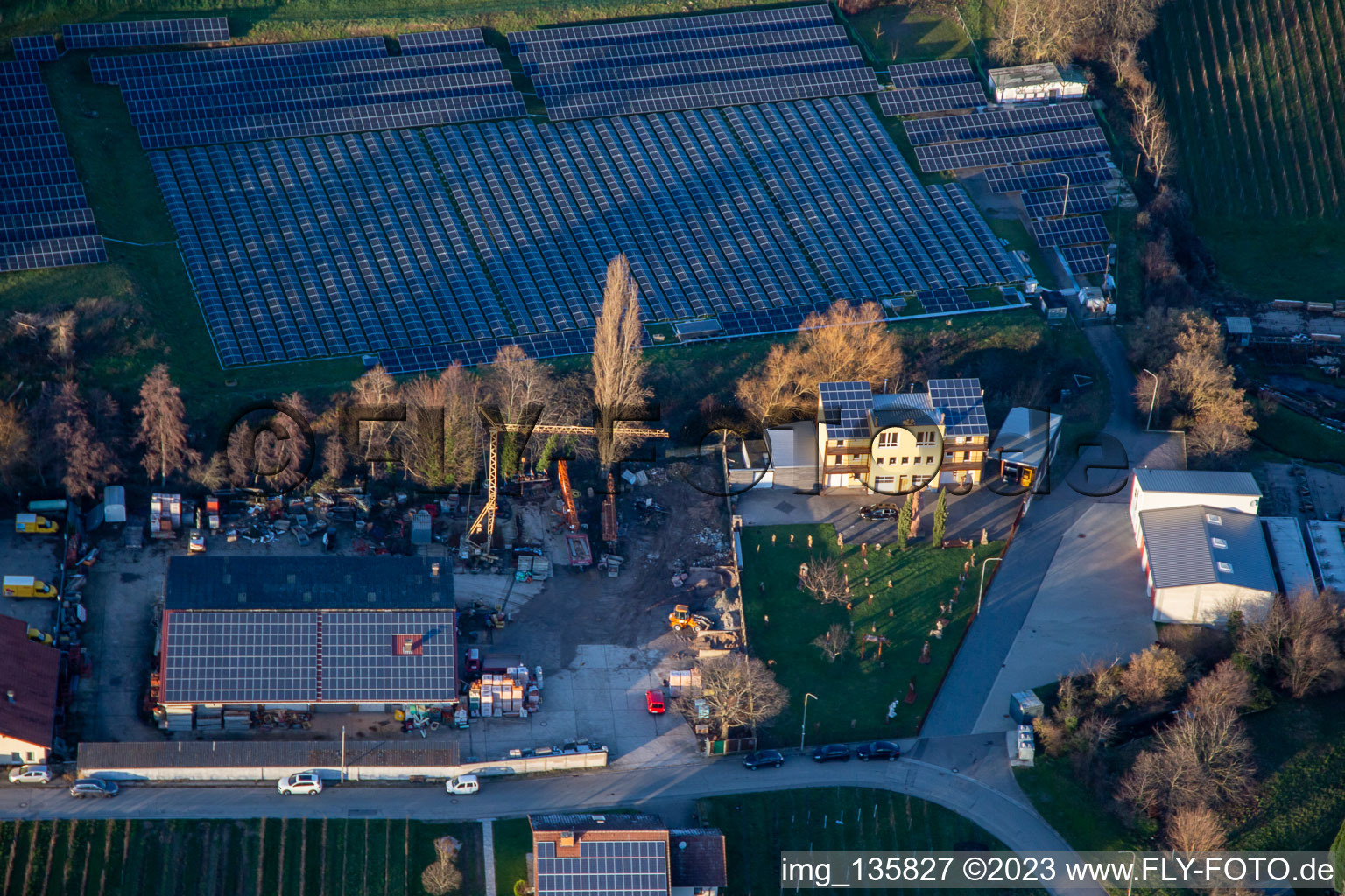 Solarfeld an Hainbachtal in Böchingen im Bundesland Rheinland-Pfalz, Deutschland