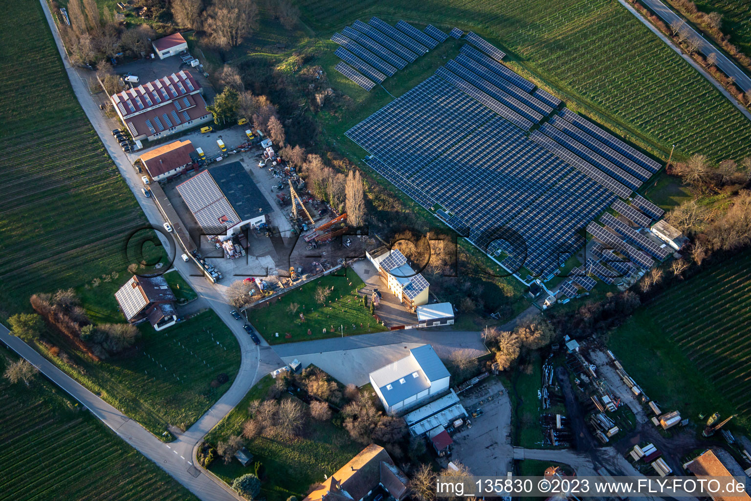 Luftbild von Solarfeld an Hainbachtal in Böchingen im Bundesland Rheinland-Pfalz, Deutschland
