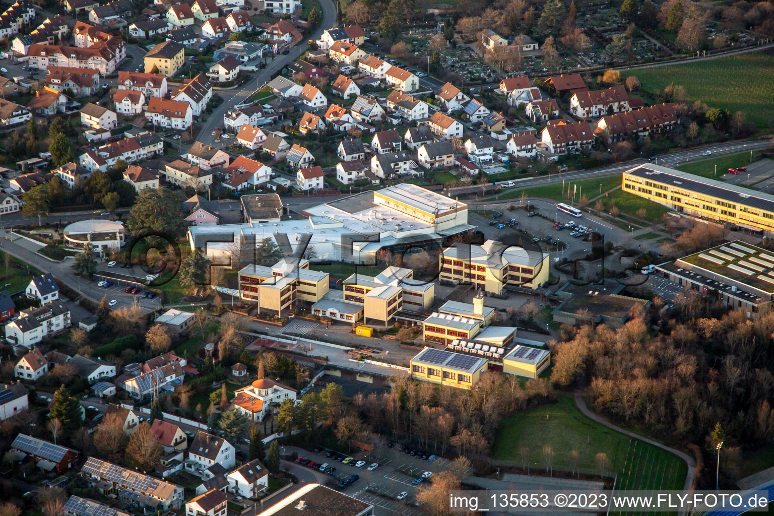 Paul-Gillet-Realschule plus, Weinstraße ;  Gymnasium und Großsporthalle Edenkoben im Bundesland Rheinland-Pfalz, Deutschland