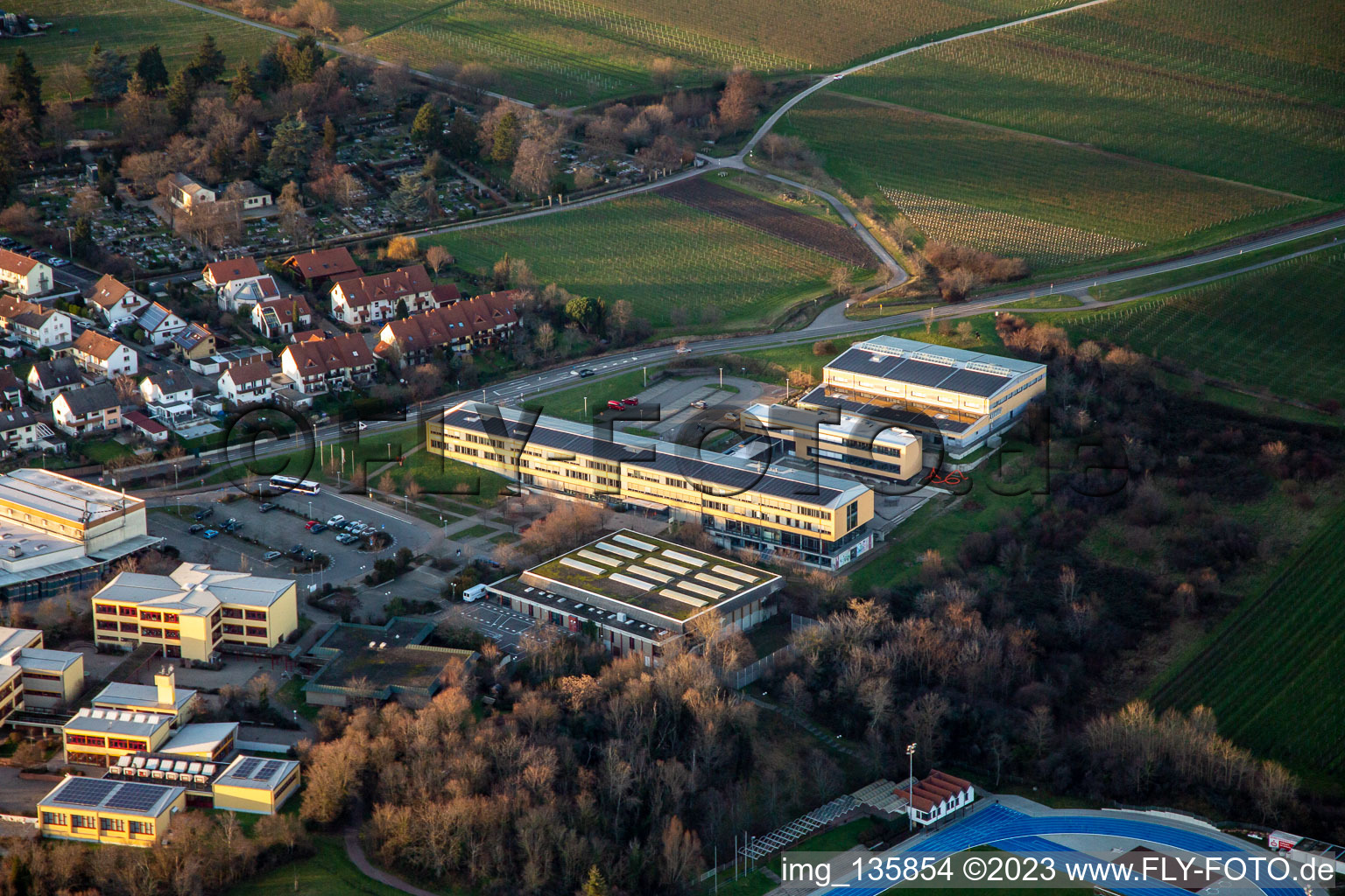 Gymnasium und Großsporthalle Edenkoben in Maikammer im Bundesland Rheinland-Pfalz, Deutschland