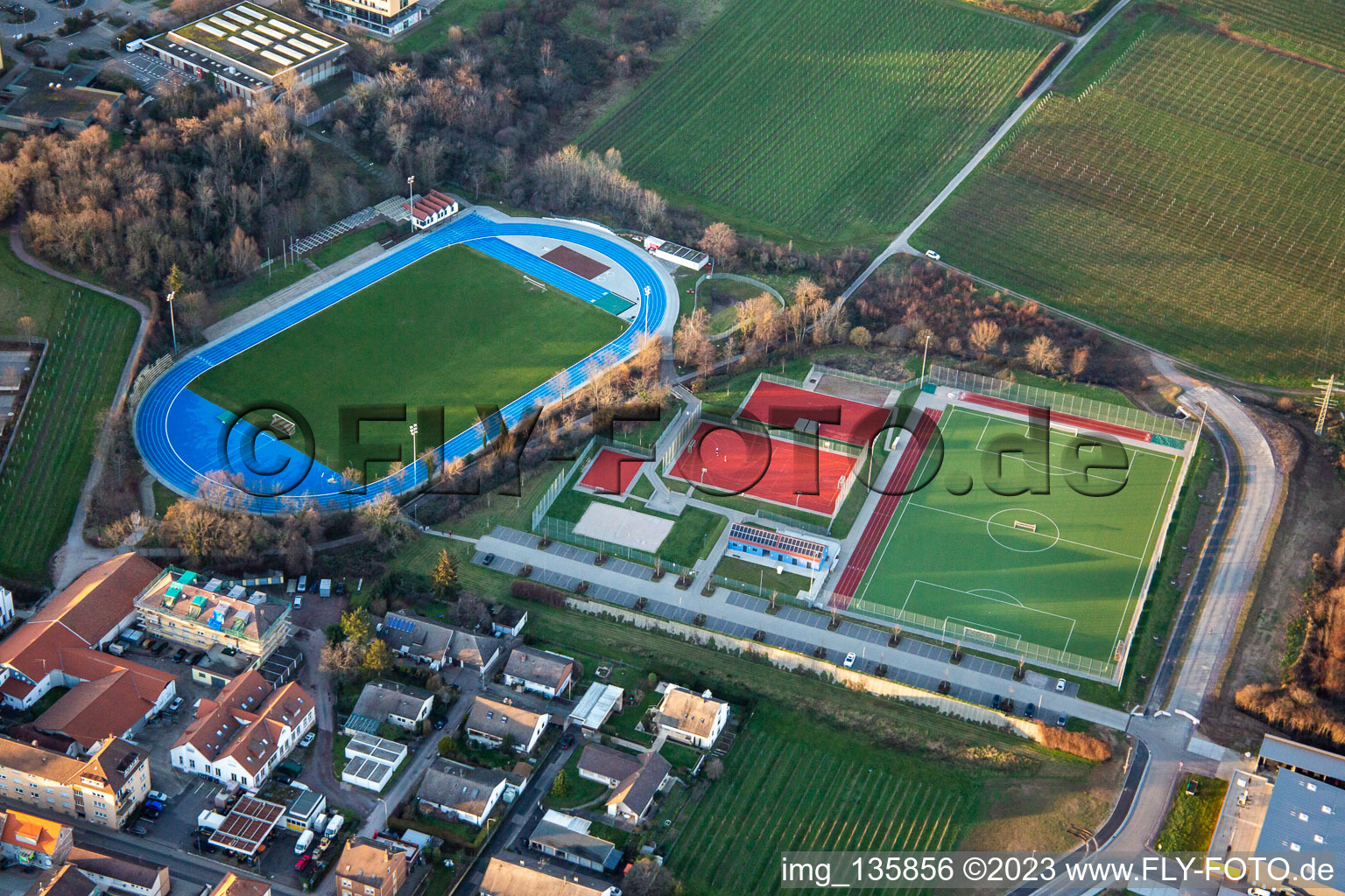 Luftbild von Weinstraßenstadion und Sportplatzanlage Edenkoben in Maikammer im Bundesland Rheinland-Pfalz, Deutschland