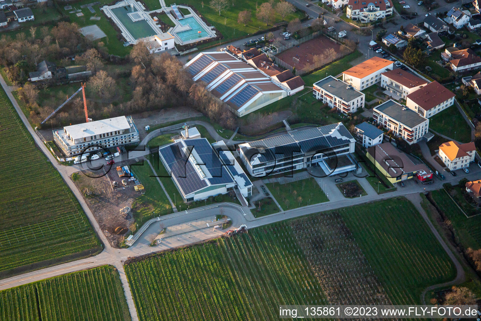 Gebrüder-Ullrich-Realschule plus vor dem Freibad / Schwimmbad Kalmitbad in Maikammer im Bundesland Rheinland-Pfalz, Deutschland