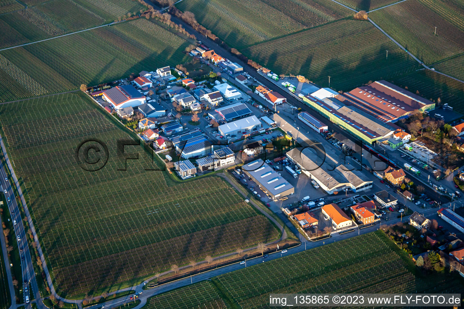 Industriegebiet an der Schafweide in Kirrweiler im Bundesland Rheinland-Pfalz, Deutschland
