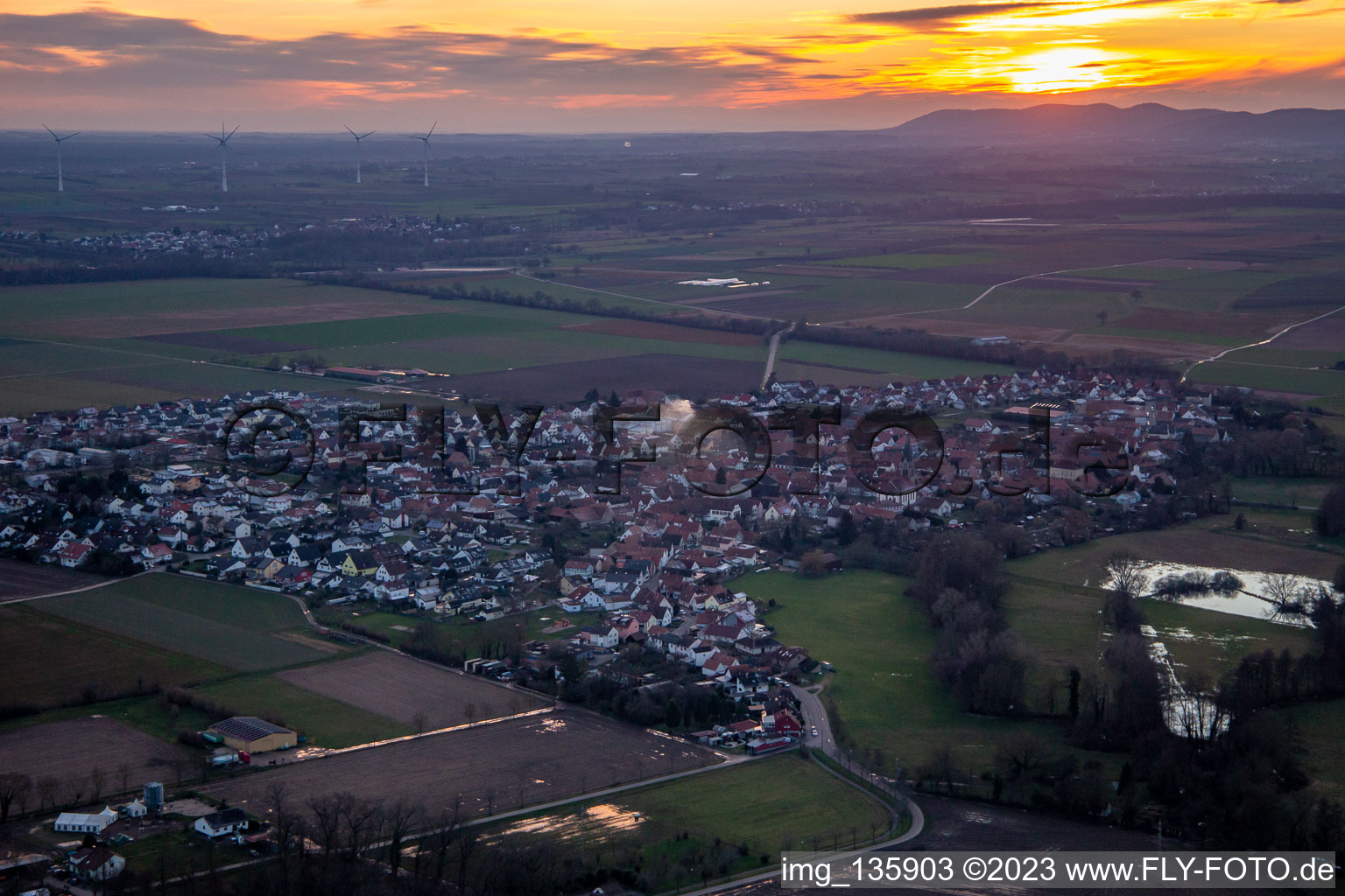 Luftbild von Bei Sonnenuntergang in Steinweiler im Bundesland Rheinland-Pfalz, Deutschland