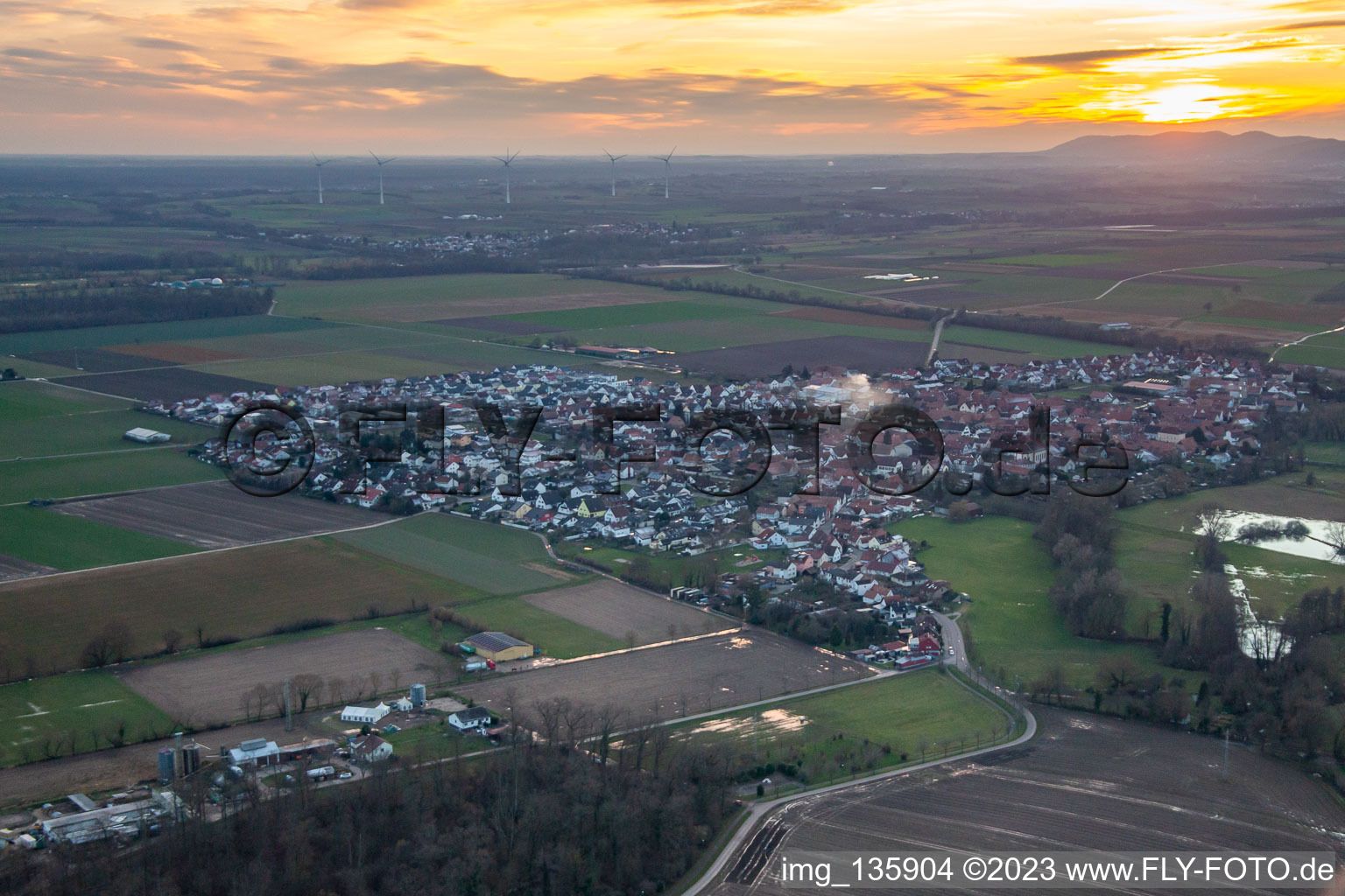 Luftaufnahme von Bei Sonnenuntergang in Steinweiler im Bundesland Rheinland-Pfalz, Deutschland