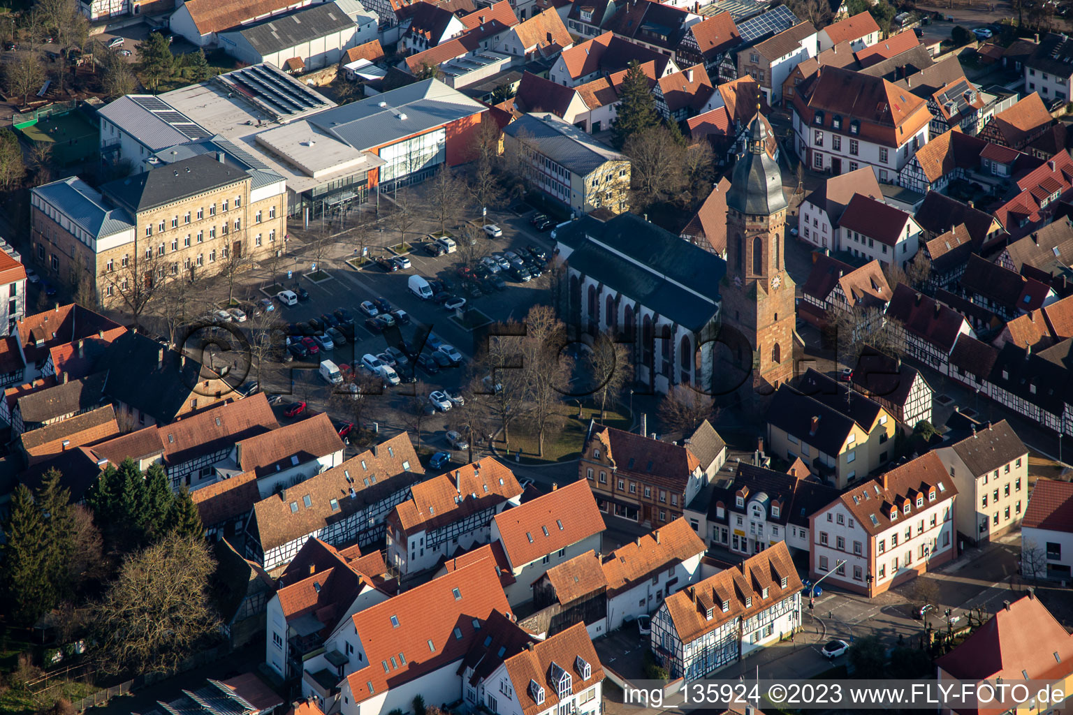 Marktplatz mit St. Georg Kirche und Grundschule und Stadthalle in Kandel im Bundesland Rheinland-Pfalz, Deutschland