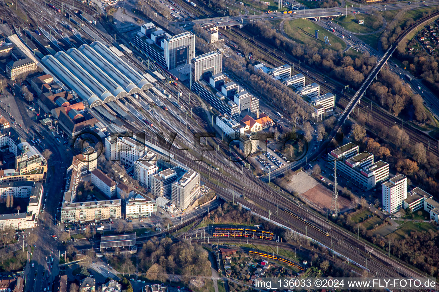 Albtalbahnhof und Hauptbahnhof im Ortsteil Südweststadt in Karlsruhe im Bundesland Baden-Württemberg, Deutschland